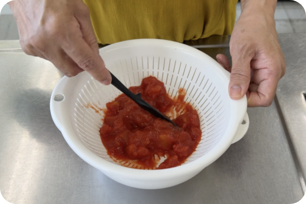 トマトの下ごしらえ